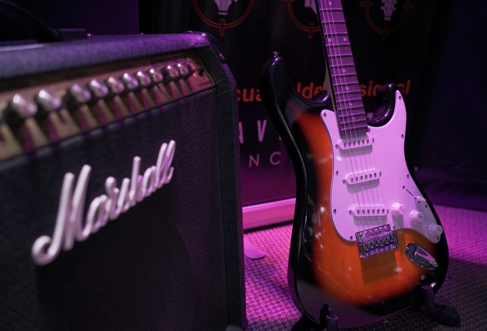 Amplificador Marshall y guitarra eléctrica disponibles para arriendo