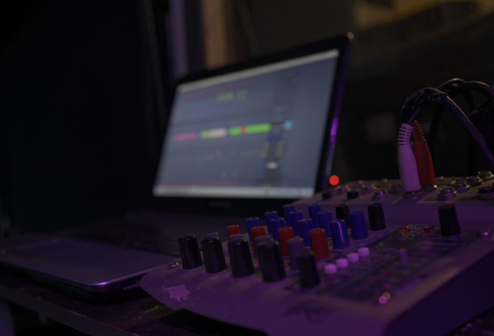 Mesa de mezcla y computador con software de grabación en el estudio de Cuartel del Músico