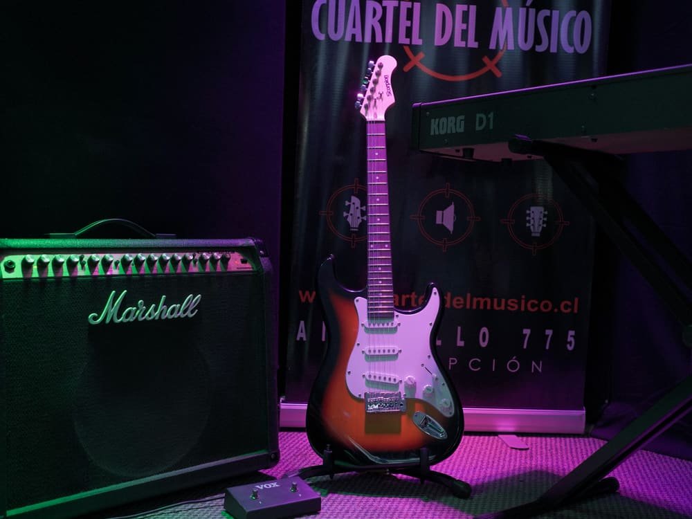 Guitarra eléctrica y amplificador en la tienda