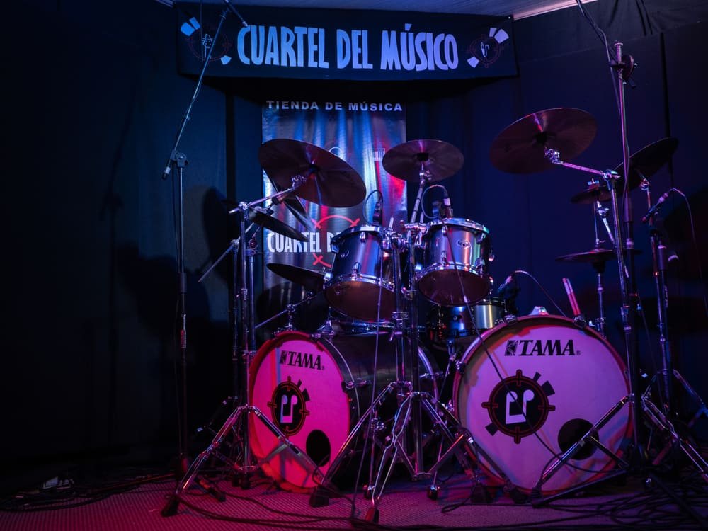 Set de batería TAMA en el escenario