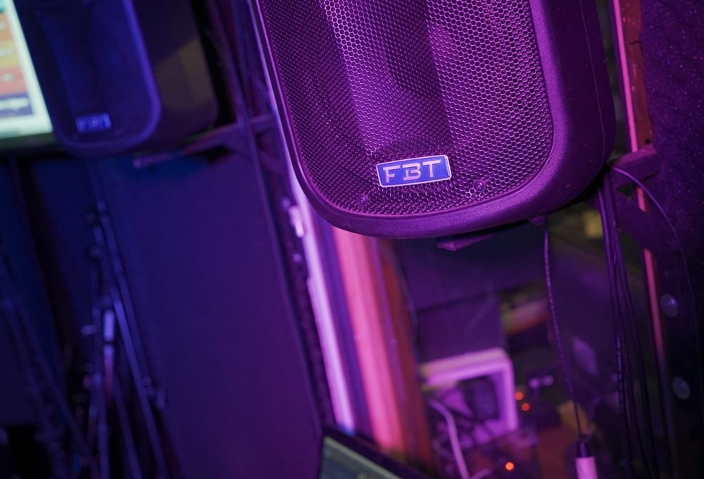 Altavoz profesional FBT instalado como parte de un sistema de audio