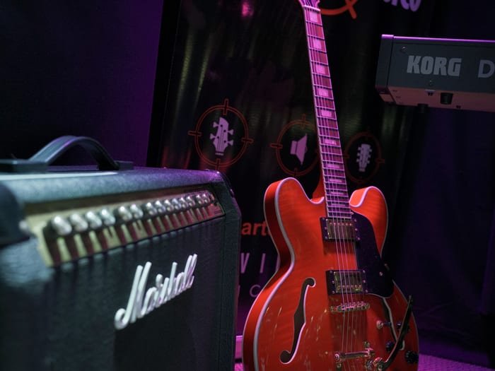 Guitarra eléctrica, amplificador Marshall y teclado Korg disponibles en la sala de ensayo