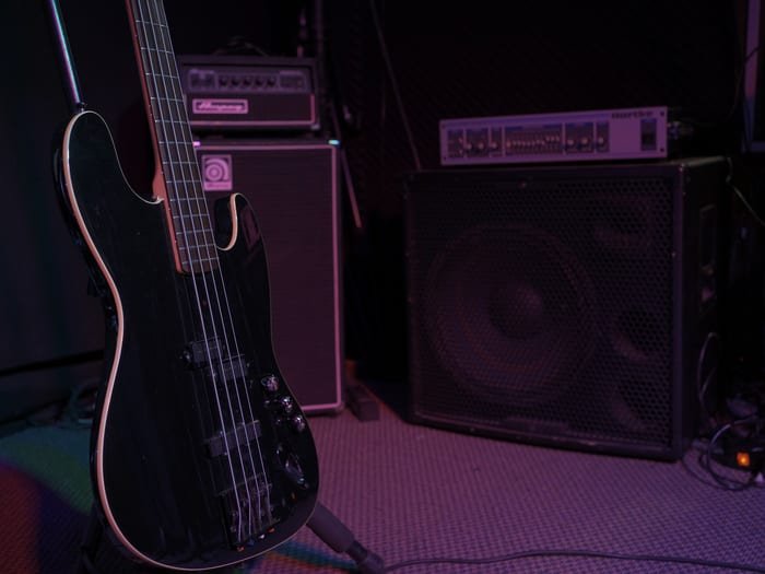 Bajo eléctrico y backline de amplificación Ampeg y Hartke en la sala de ensayo