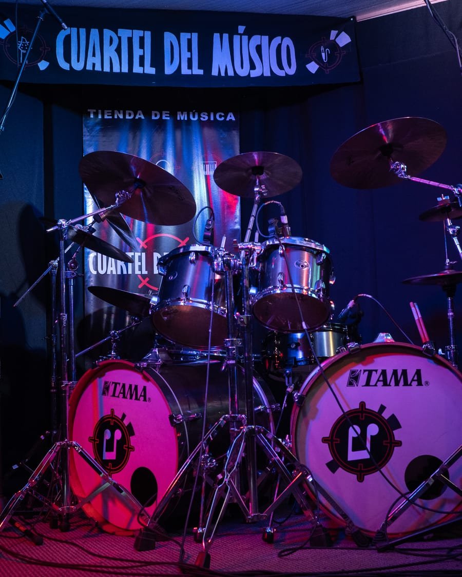 Sala de ensayo de Cuartel del Músico, con batería completa lista para tocar