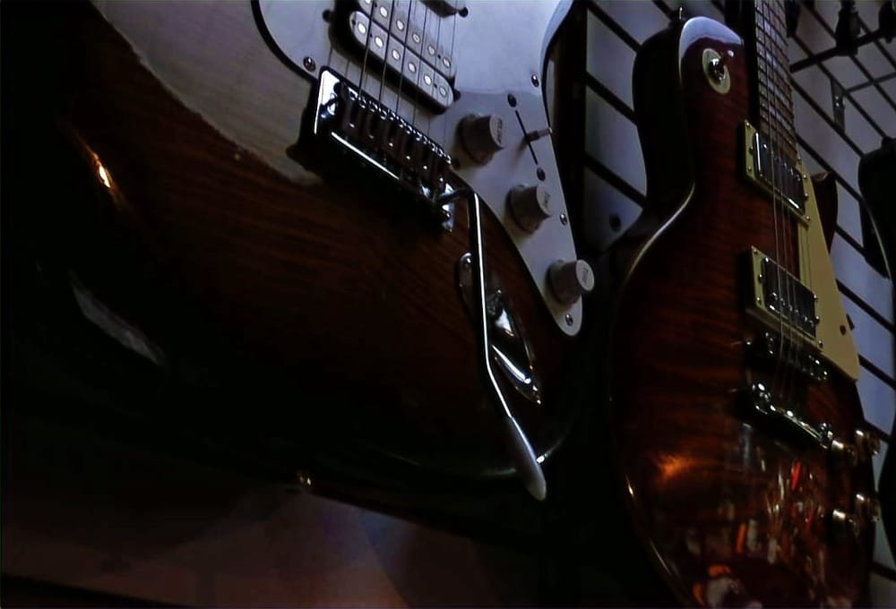Guitarras en el taller de Cuartel del Músico