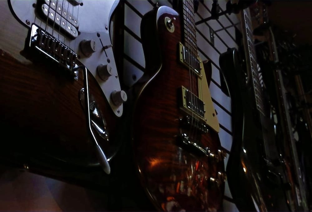 Guitarras eléctricas en exhibición en la tienda de Cuartel del Músico